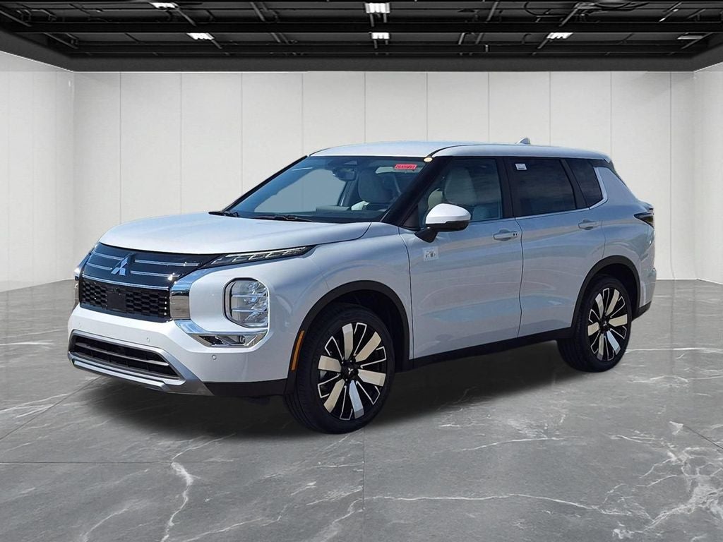 2026 Mitsubishi Outlander SE in White Diamond — front three-quarter view