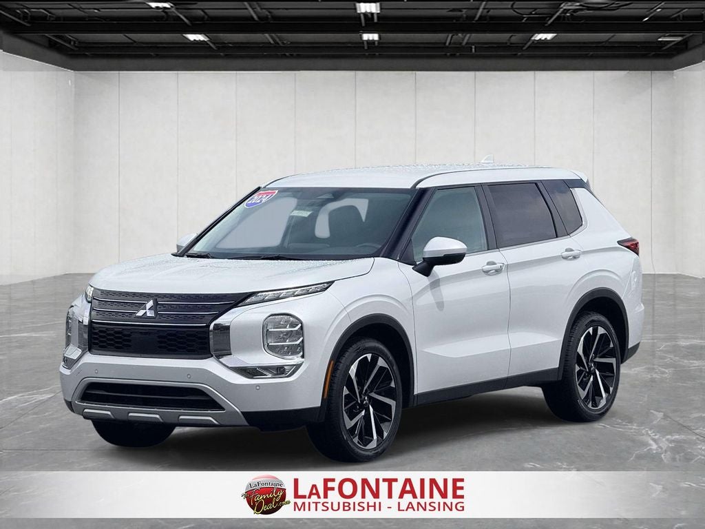 2024 Mitsubishi Outlander SE in Silver — front three-quarter view